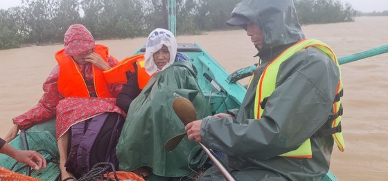 Quang Binh: 95,000 houses trapped under deep floodwater ảnh 15