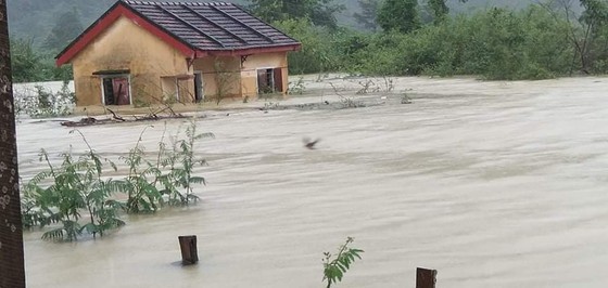 Quang Binh: 95,000 houses trapped under deep floodwater ảnh 16