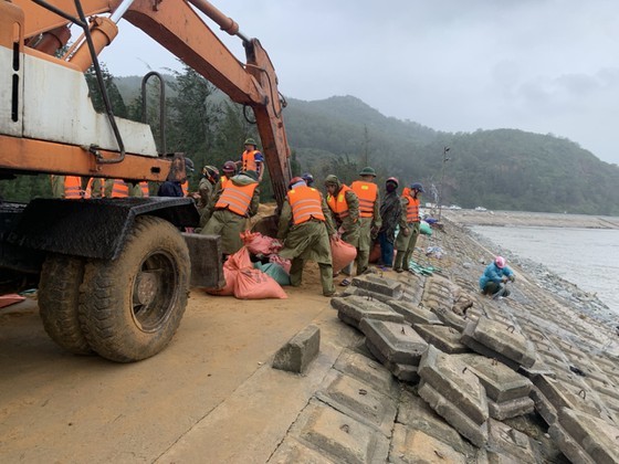 Ha Tinh Province’s 40-meter sea dyke section breached ảnh 7