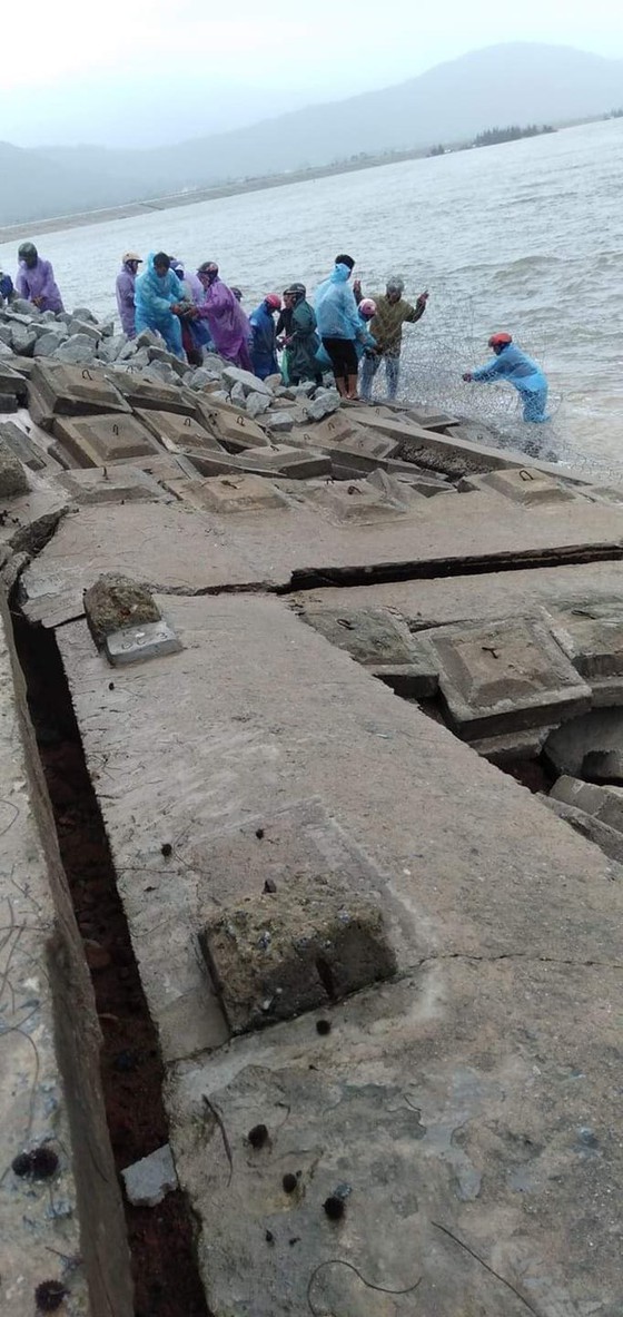 Ha Tinh Province’s 40-meter sea dyke section breached ảnh 8
