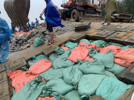 Ha Tinh Province’s 40-meter sea dyke section breached ảnh 9