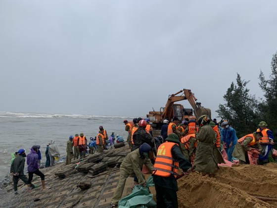 Ha Tinh Province’s 40-meter sea dyke section breached ảnh 10