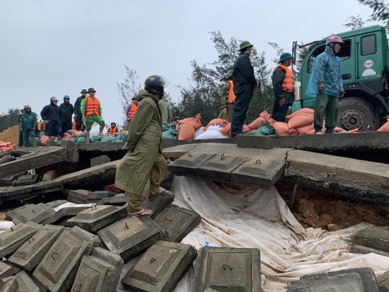 Ha Tinh Province’s 40-meter sea dyke section breached ảnh 11