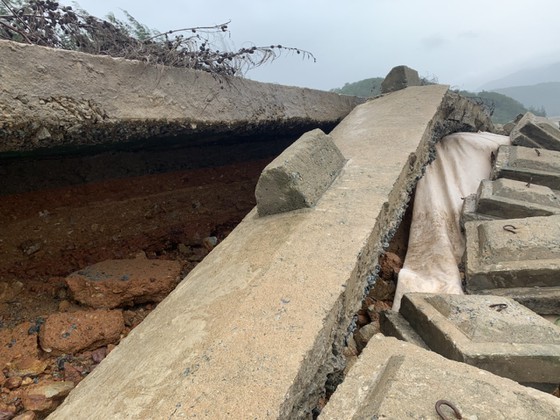 Ha Tinh Province’s 40-meter sea dyke section breached ảnh 4