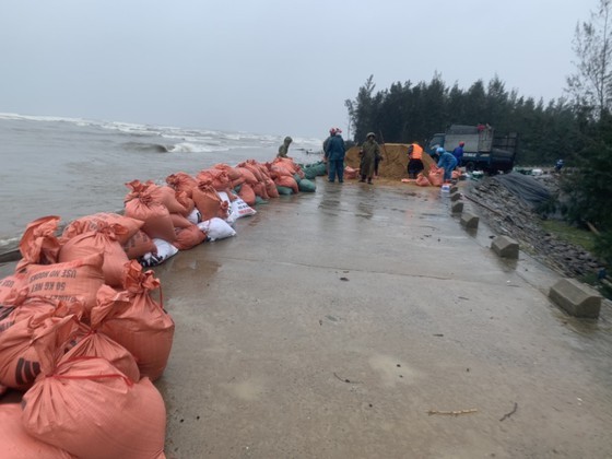 Ha Tinh Province’s 40-meter sea dyke section breached ảnh 5
