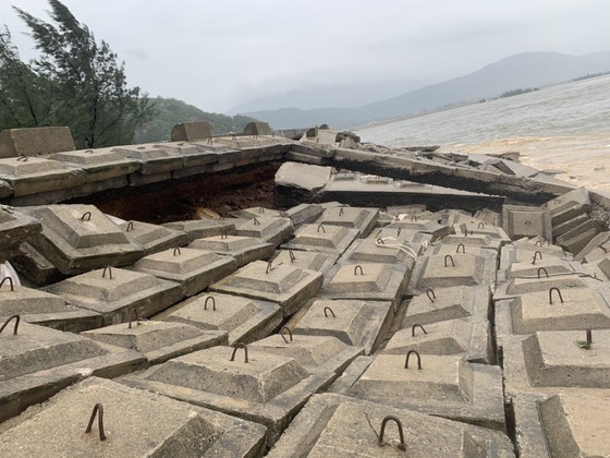 Ha Tinh Province’s 40-meter sea dyke section breached ảnh 6