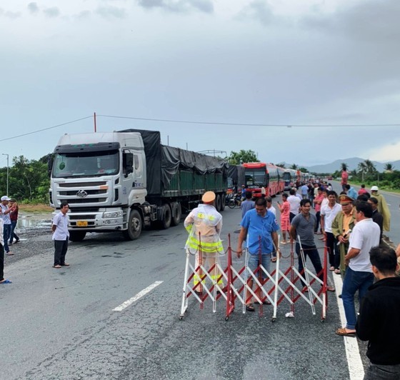 Typhoon Molave leaves 2 dead, heavy damage in Quang Ngai ảnh 2