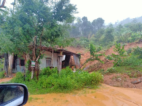 Typhoon Molave leaves 2 dead, heavy damage in Quang Ngai ảnh 3