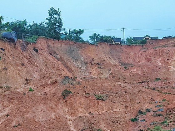 New landslides hit Quang Ngai, triggering emergency evacuation of people  ảnh 4