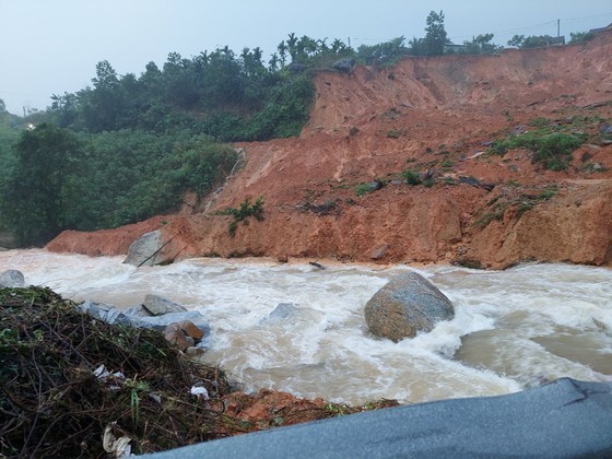 New landslides hit Quang Ngai, triggering emergency evacuation of people  ảnh 5