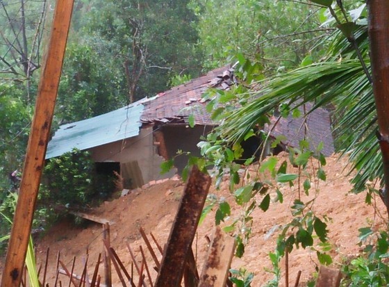 New landslides hit Quang Ngai, triggering emergency evacuation of people  ảnh 1