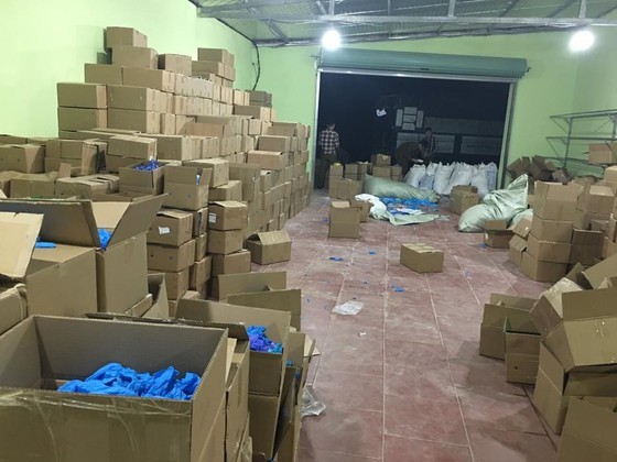 Thai Nguyen Province seizes over eight tons of discarded medical gloves  ảnh 3