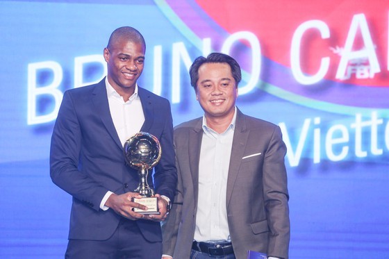 Nguyen Van Quyet (Hanoi FC) wins Men’s Golden Ball Awards 2020  ảnh 14