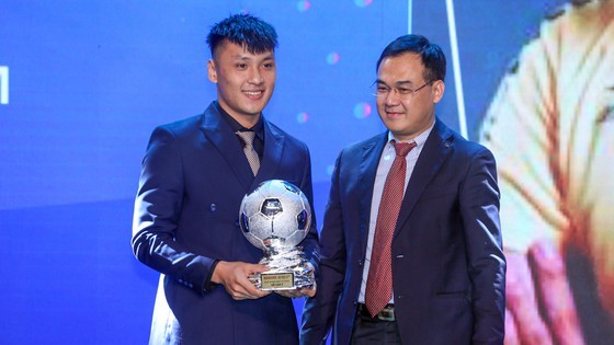Nguyen Van Quyet (Hanoi FC) wins Men’s Golden Ball Awards 2020  ảnh 15
