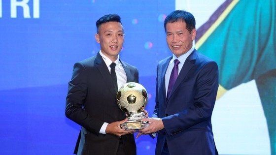 Nguyen Van Quyet (Hanoi FC) wins Men’s Golden Ball Awards 2020  ảnh 8