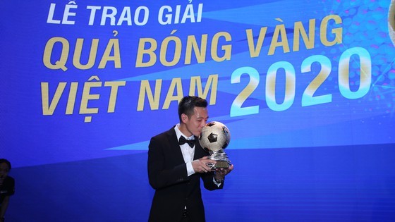 Nguyen Van Quyet (Hanoi FC) wins Men's Golden Ball Awards 2020  ảnh 7