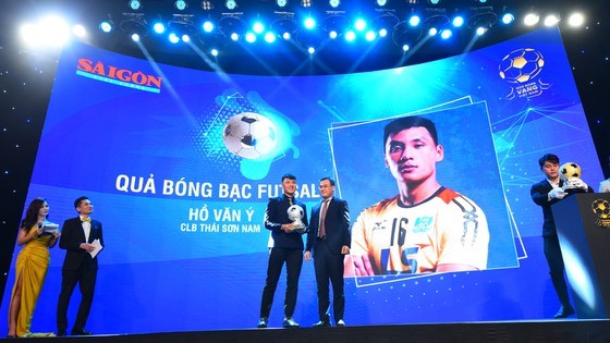 Nguyen Van Quyet (Hanoi FC) wins Men's Golden Ball Awards 2020  ảnh 9