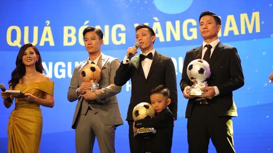Nguyen Van Quyet (Hanoi FC) wins Men's Golden Ball Awards 2020  ảnh 4