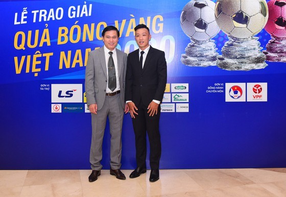 Nguyen Van Quyet (Hanoi FC) wins Men's Golden Ball Awards 2020  ảnh 2