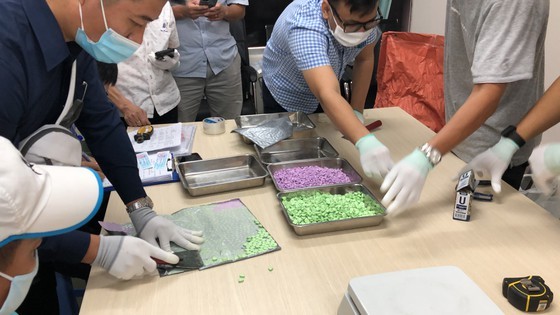 Over 31 kilograms of drug inside imported packages detected in HCMC ảnh 1