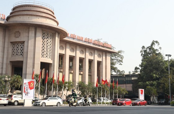 Hanoi streets covered with flags, flowers to welcome National Party Congress ảnh 2