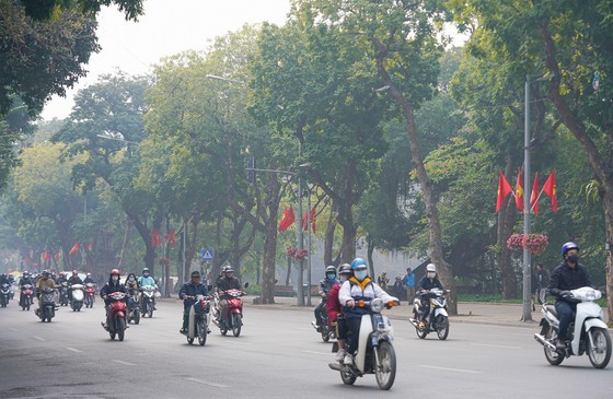 Hanoi streets covered with flags, flowers to welcome National Party Congress ảnh 3