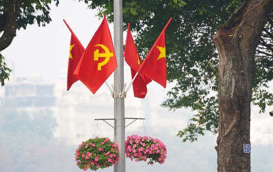 Hanoi streets covered with flags, flowers to welcome National Party Congress ảnh 4