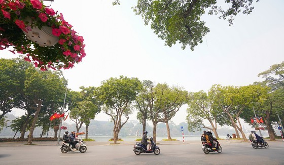 Hanoi streets covered with flags, flowers to welcome National Party Congress ảnh 5