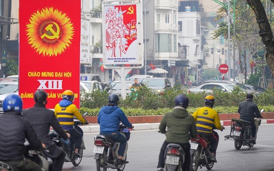 Hanoi streets covered with flags, flowers to welcome National Party Congress ảnh 6
