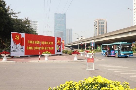 Hanoi streets covered with flags, flowers to welcome National Party Congress ảnh 18