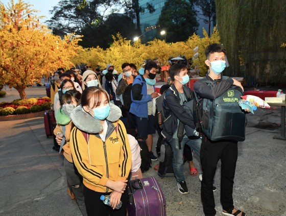 HCMC supports over 3,800 poor students, workers return home to enjoy Tet  ảnh 1