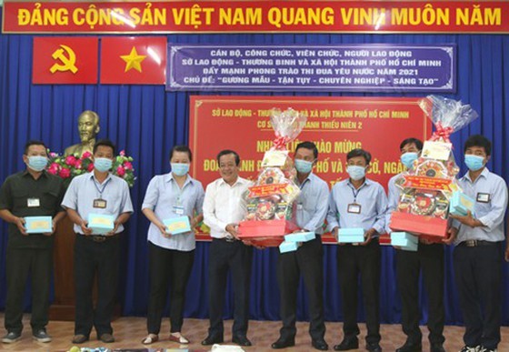 HCMC's leaders visit, extend Tet greetings to poor, social welfare facilities ảnh 2