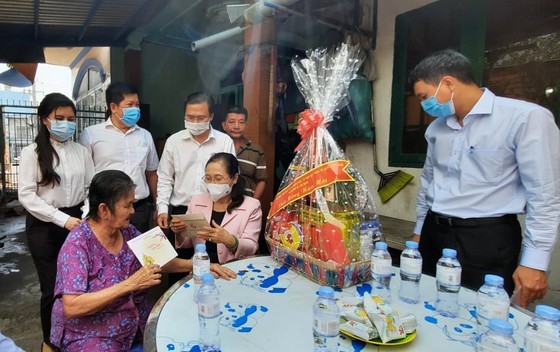 HCMC's leaders visit, extend Tet greetings to poor, social welfare facilities ảnh 1