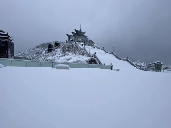 Snow, ice fully cover on top of Fansipan mountain ảnh 1