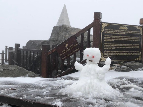 Snow, ice fully cover on top of Fansipan mountain ảnh 2