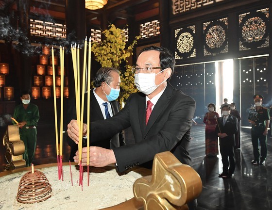 Senior leaders offer incenses at Sai Gon-Cho Lon-Gia Dinh Revolution Complex ảnh 1