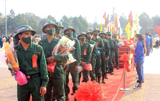 Young people set off for military service ảnh 2