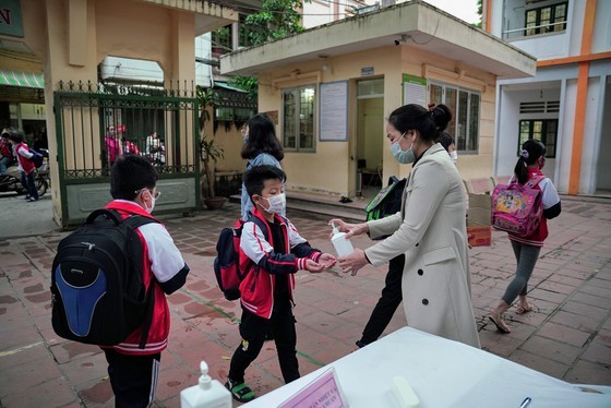 More than 2 million students come back to schools in Hanoi  ảnh 7