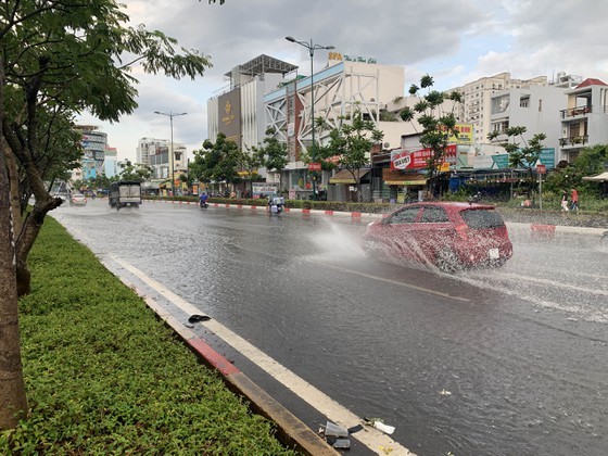 Torrential rain pours down on Ho Chi Minh City ảnh 1