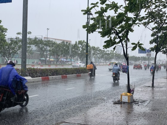 Torrential rain pours down on Ho Chi Minh City ảnh 3