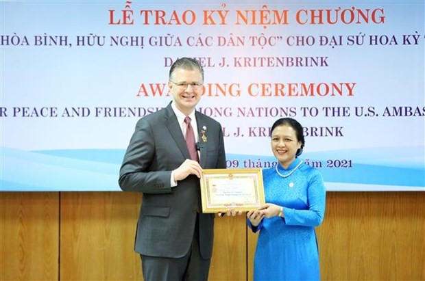 VUFO presents friendship insignia to US ambassador ảnh 1