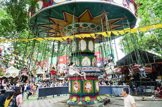 Hanoi residents gather at Thu Le park on Hung Kings Commemoration Day ảnh 6