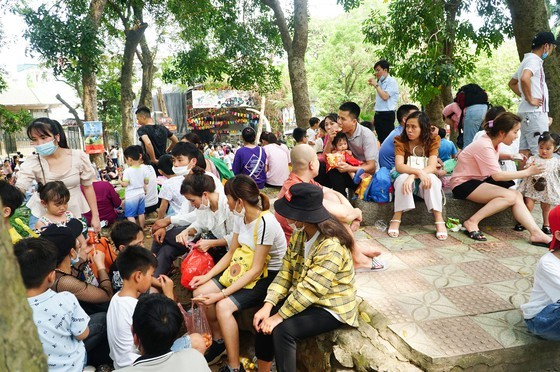 Hanoi residents gather at Thu Le park on Hung Kings Commemoration Day ảnh 5