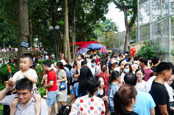 Hanoi residents gather at Thu Le park on Hung Kings Commemoration Day ảnh 4