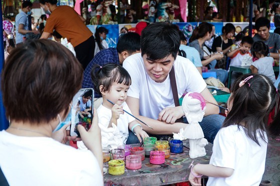 Hanoi residents gather at Thu Le park on Hung Kings Commemoration Day ảnh 7