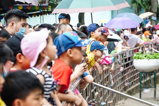 Hanoi residents gather at Thu Le park on Hung Kings Commemoration Day ảnh 8