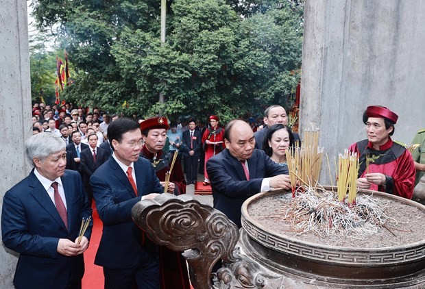 State President offers incense in commemoration of Hung Kings ảnh 1
