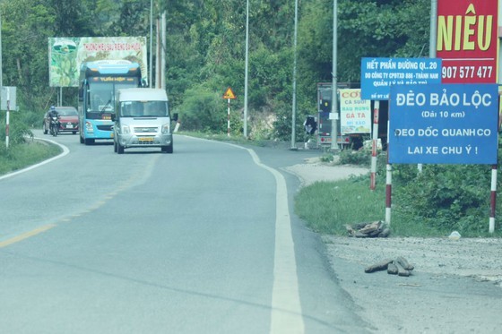 Vehicles not follow rules of distancing, right side on Bao Loc pass ảnh 1