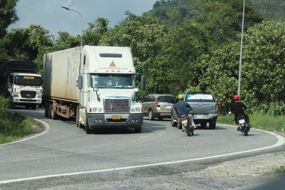 Vehicles not follow rules of distancing, right side on Bao Loc pass ảnh 2