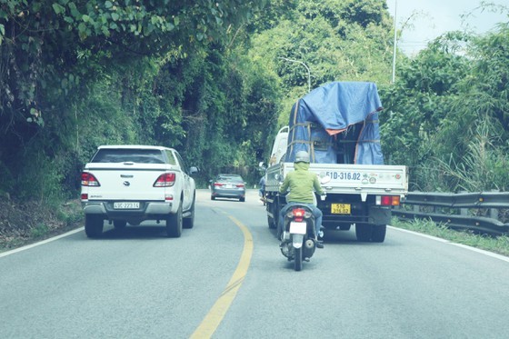Vehicles not follow rules of distancing, right side on Bao Loc pass ảnh 4
